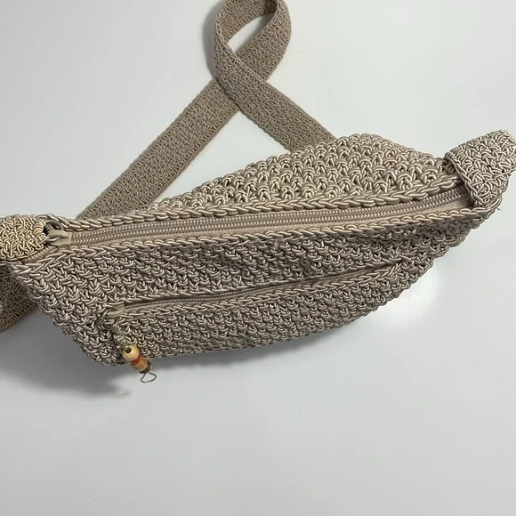 Liz Claiborne Vintage woven shoulder crossbody taupe color bag. EUC - Picture 7 of 9